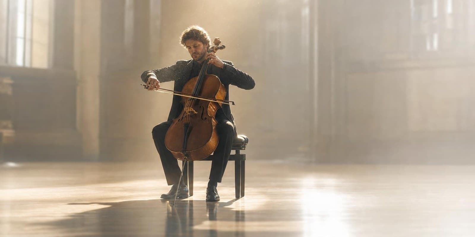 Aquarell: Eine Cellistin spielt allein in einem hohen Saal, ein Lichtstrahl faellt auf das Cello.