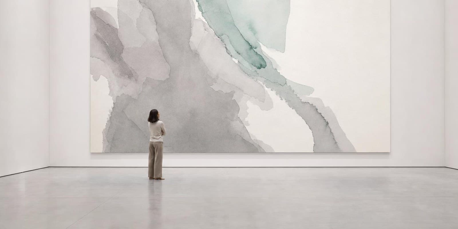 Aquarell: Eine Frau betrachtet mit geneigtem Kopf eine grosse abstrakte Leinwand in einem weissen Galerieraum.