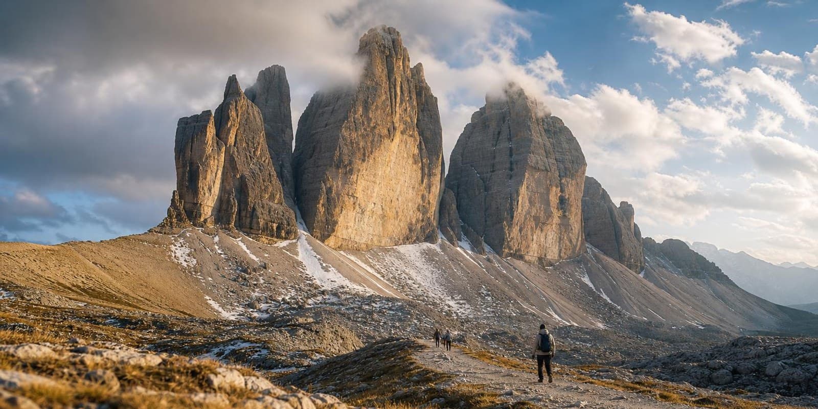 Wanderweg fuehrt ueber ein Hochplateau auf die drei markanten Felstuerme der Drei Zinnen zu.