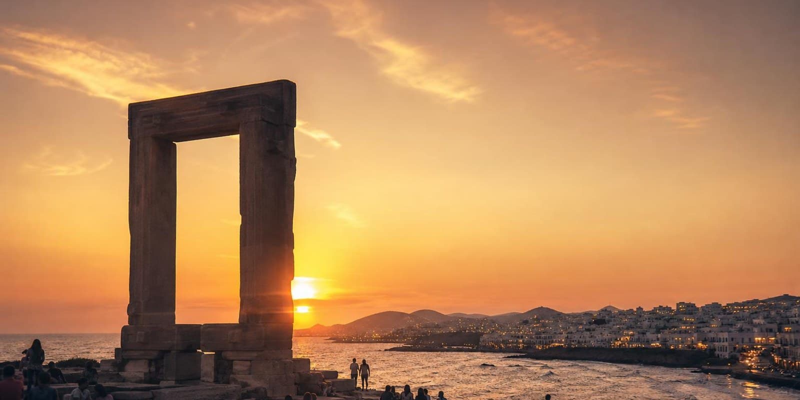 Antikes Marmortor auf Naxos vor dem Sonnenuntergang ueber dem Meer.