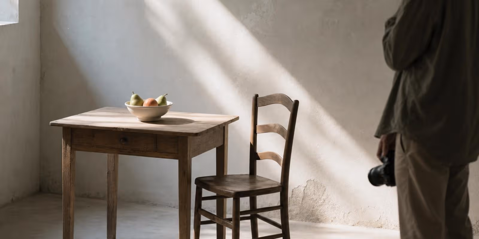 Aquarell: Fensterlicht faellt schraeg in ein Zimmer und formt lange weiche Schatten.