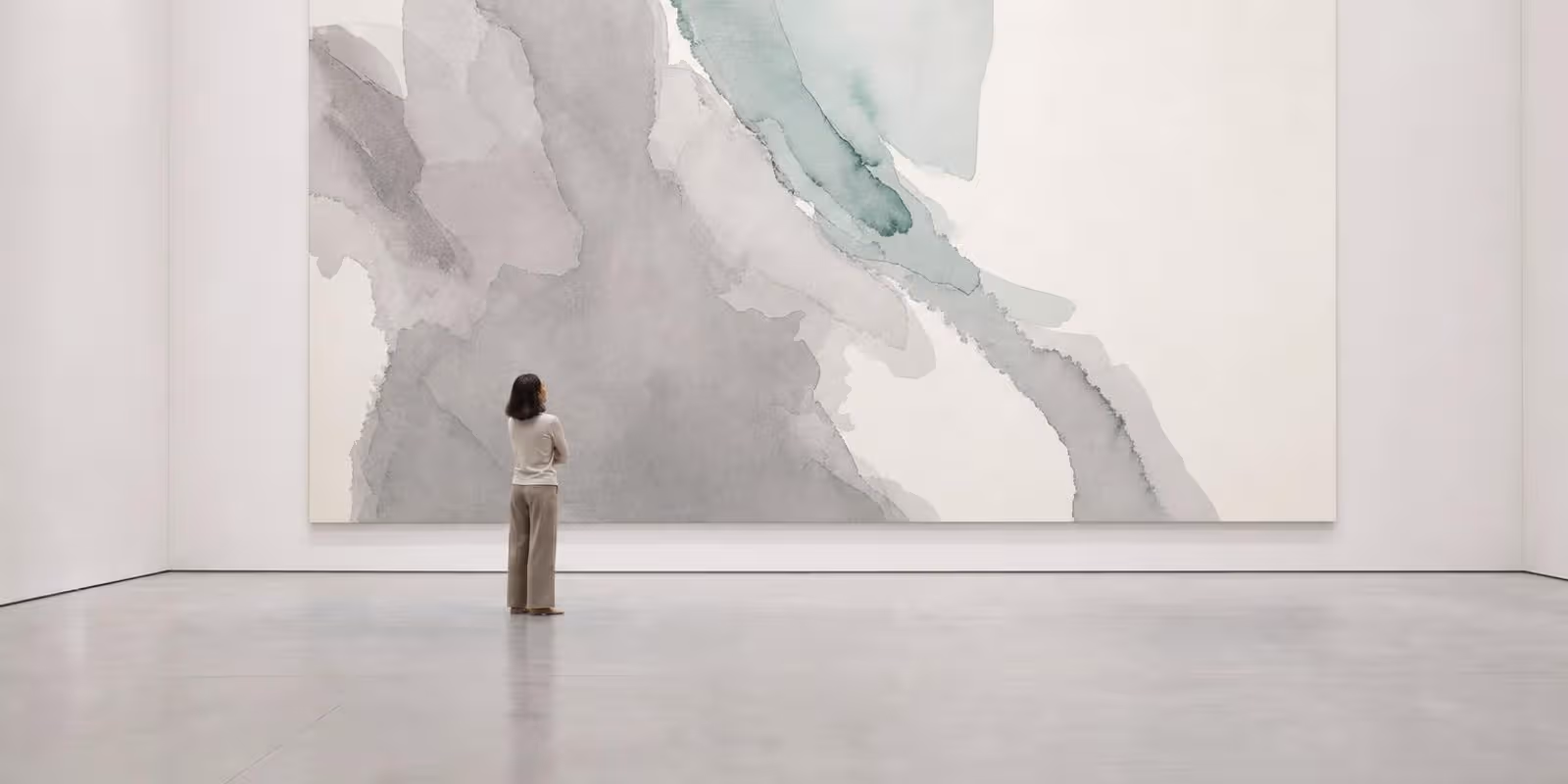Aquarell: Eine Frau betrachtet mit geneigtem Kopf eine grosse abstrakte Leinwand in einem weissen Galerieraum.