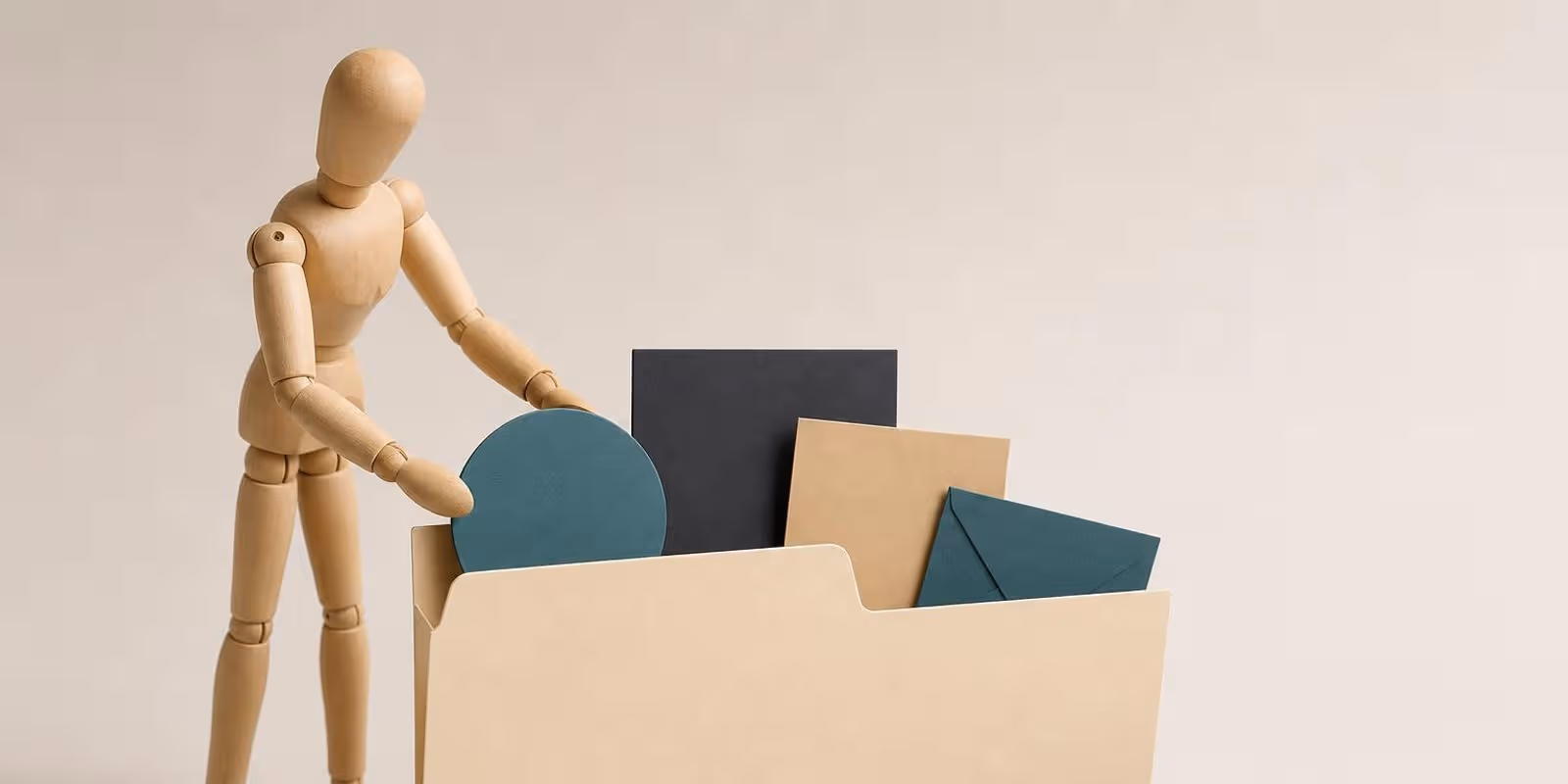 Illustration: Figur ordnet abstrakte Konto-Symbole in einen grossen Ordner, daneben ein Schluessel.