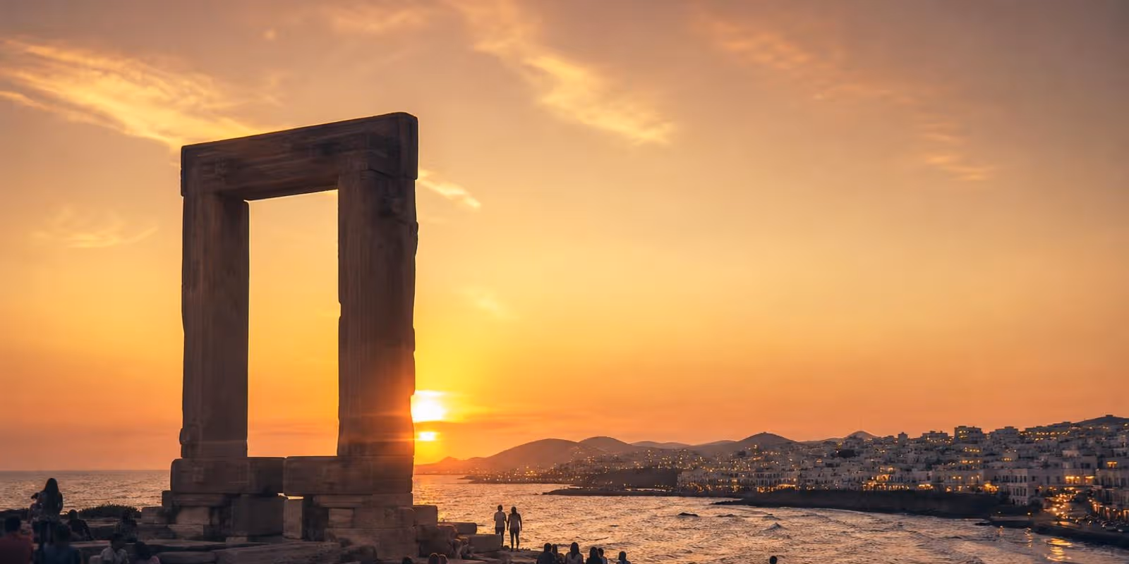 Antikes Marmortor auf Naxos vor dem Sonnenuntergang ueber dem Meer.