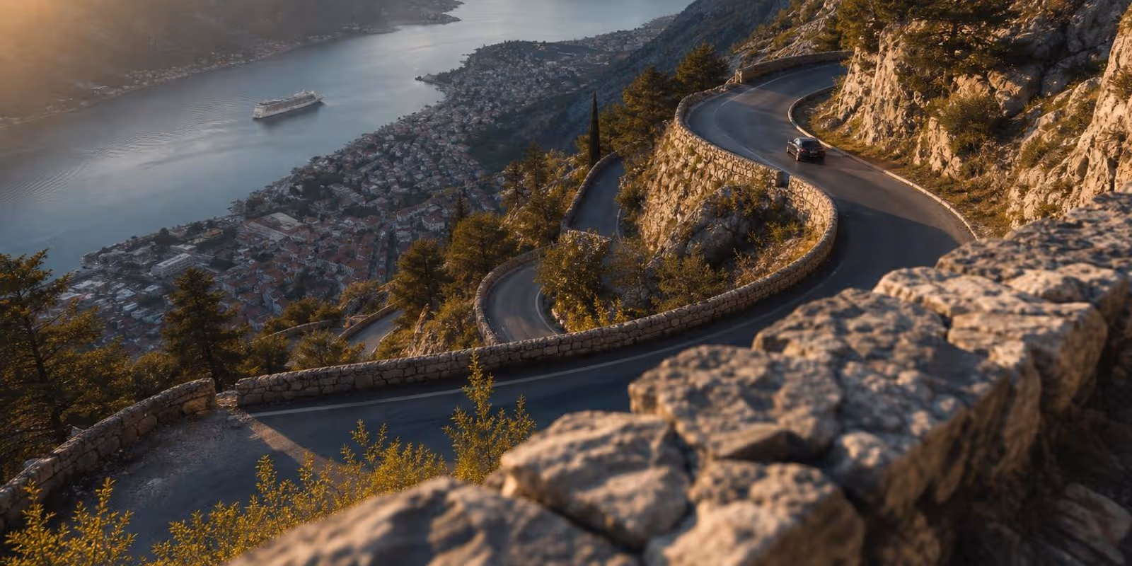 Serpentinenstrasse windet sich in engen Kehren hoch ueber der Bucht von Kotor.