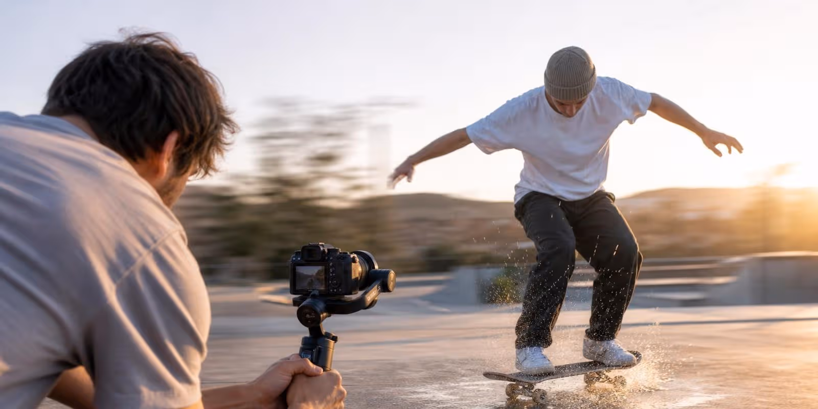 Kamera auf einem Gimbal filmt einen Skater, aufgewirbelter Staub steht in der Luft.