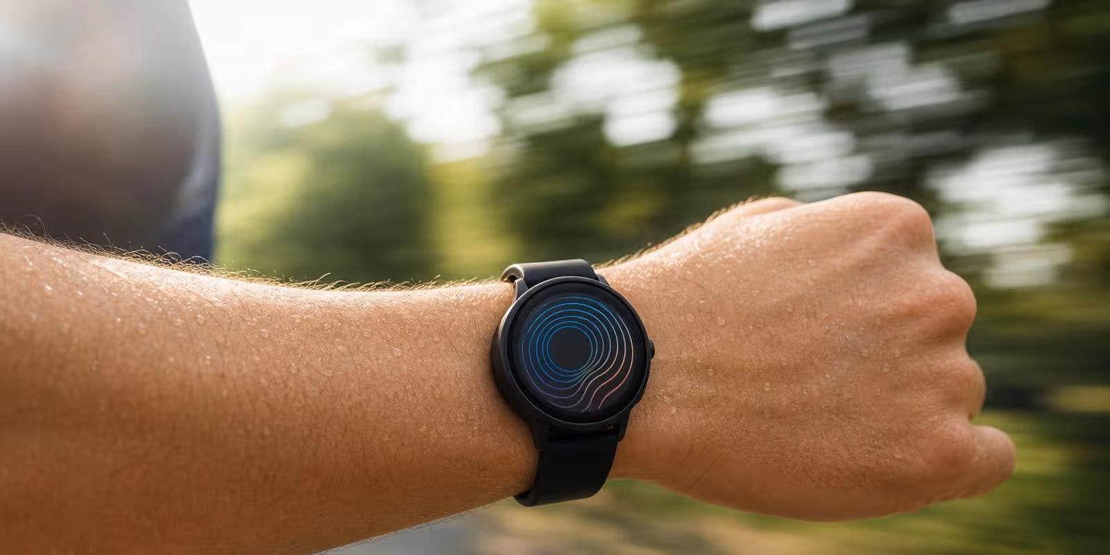 Smartwatch am Handgelenk einer Laeuferin zeigt leuchtende Ringe und Kurven waehrend des Laufs.